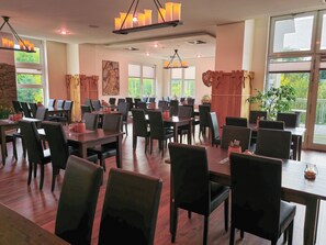 Breakfast, lunch, dinner served; international cuisine  - Hasseröder Burghotel (Wernigerode)