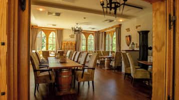 3 bars/lounges
