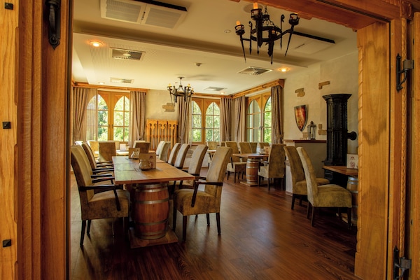 3 bars/lounges