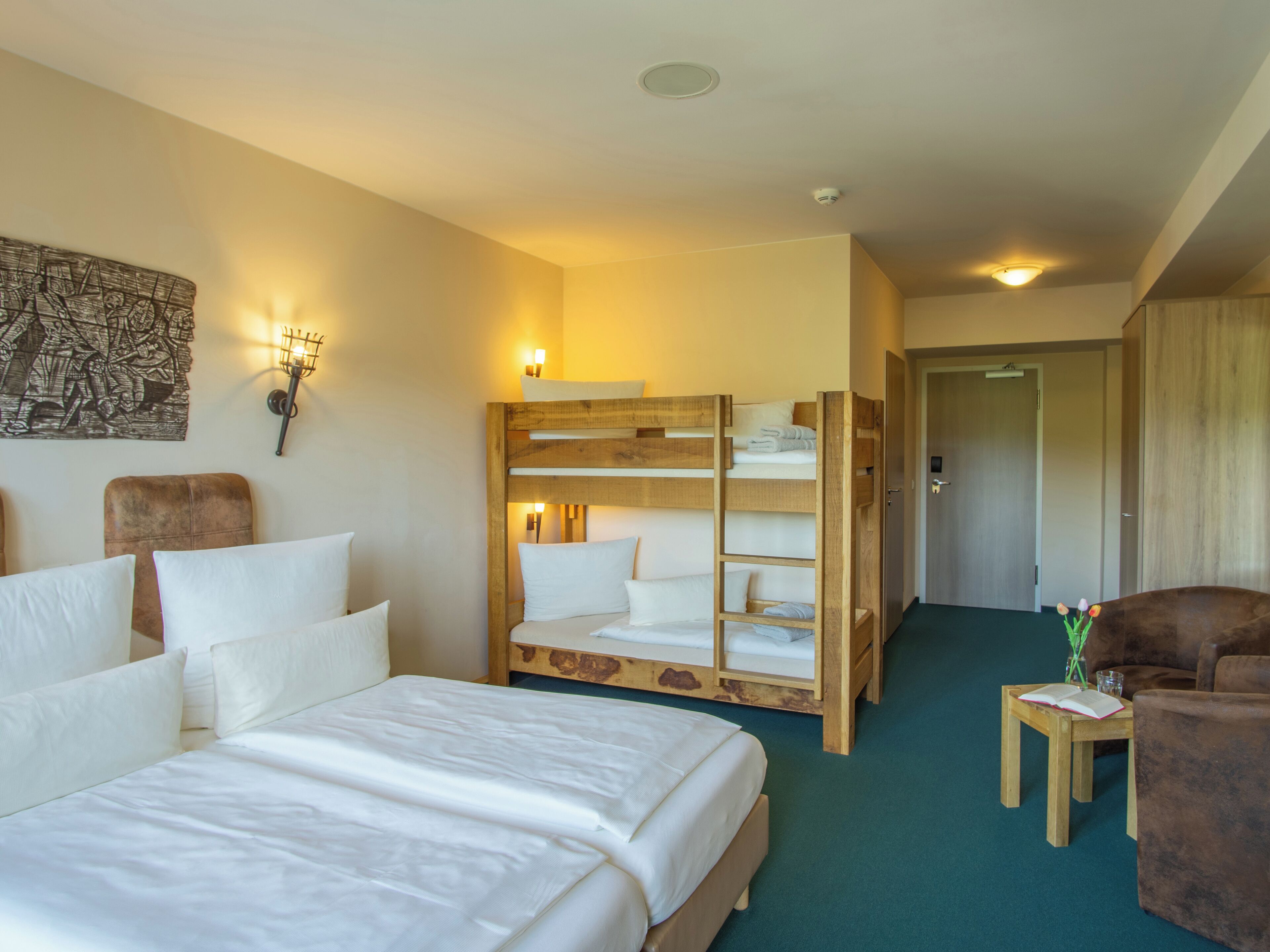 Familien-Vierbettzimmer | Allergikerbettwaren, kostenlose Minibar, Zimmersafe