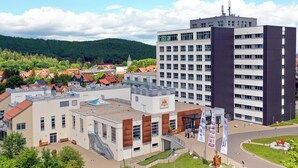 A modern building with a flat roof, large windows, and a central entrance. - Hasseröder Burghotel (Wernigerode)