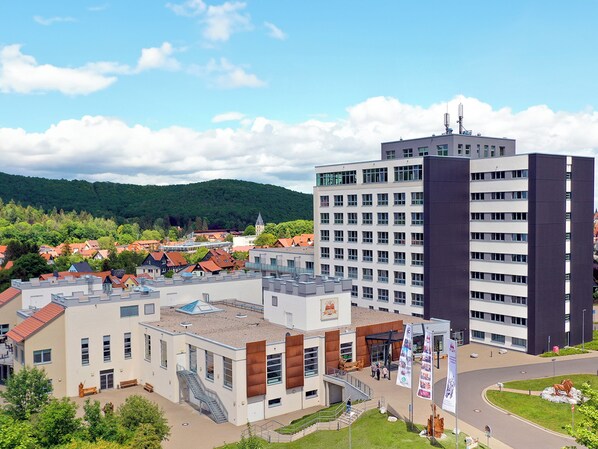 A modern building with a flat roof, large windows, and a central entrance. - Hasseröder Burghotel (Wernigerode)