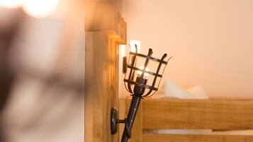 Eine Holztür mit Metallbeschlägen und einer Lampe.