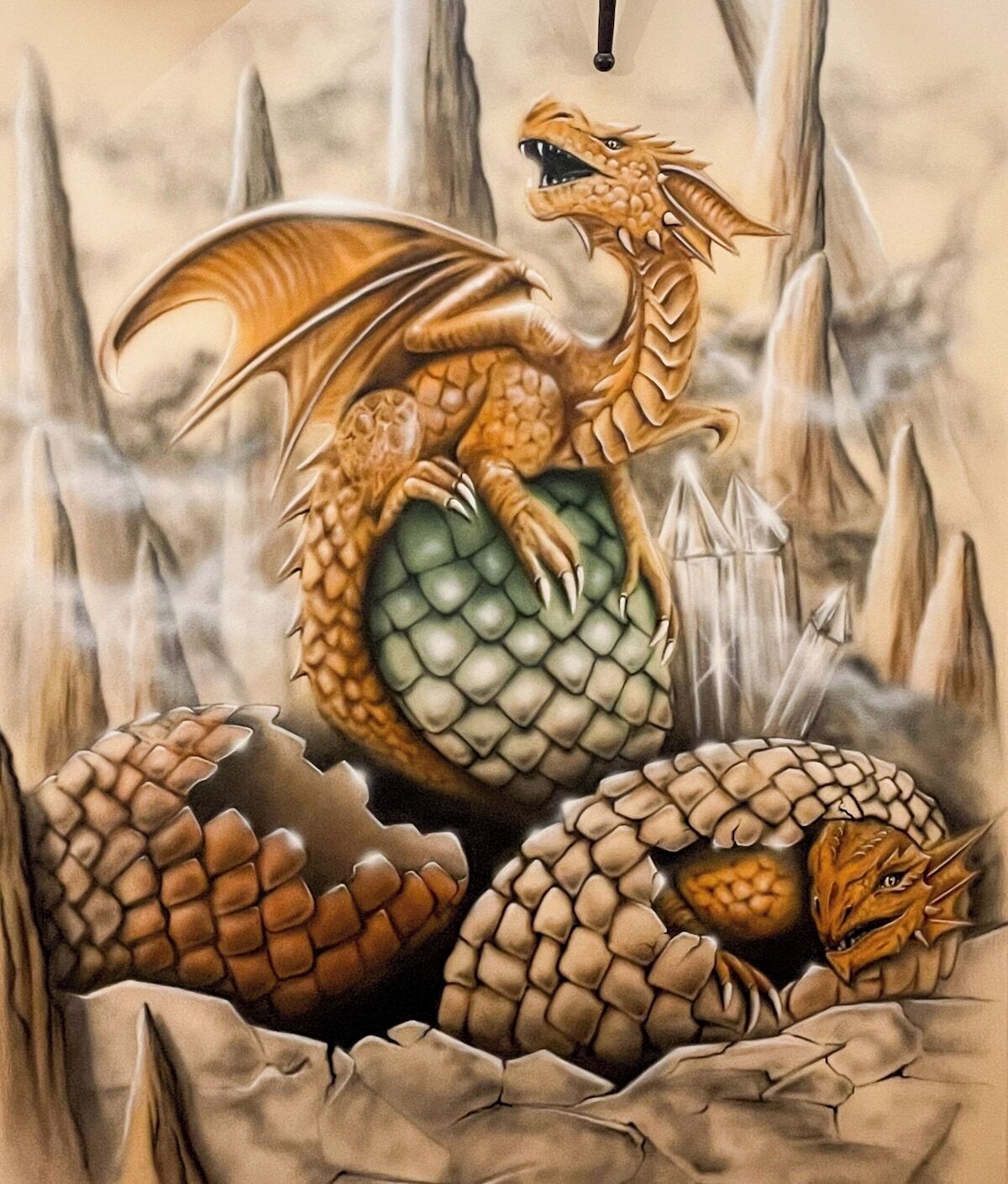 Um dragão empoleirado no topo de um objeto verde, grande e arredondado, cercado por terreno rochoso.