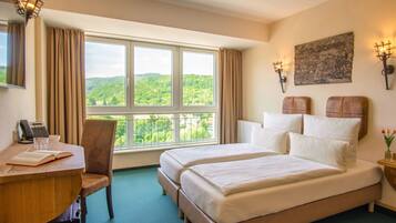 Ropa de cama hipoalergénica y minibar con artículos gratuitos