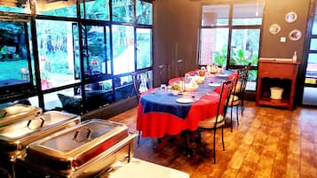 Breakfast, lunch, dinner served; local and international cuisine