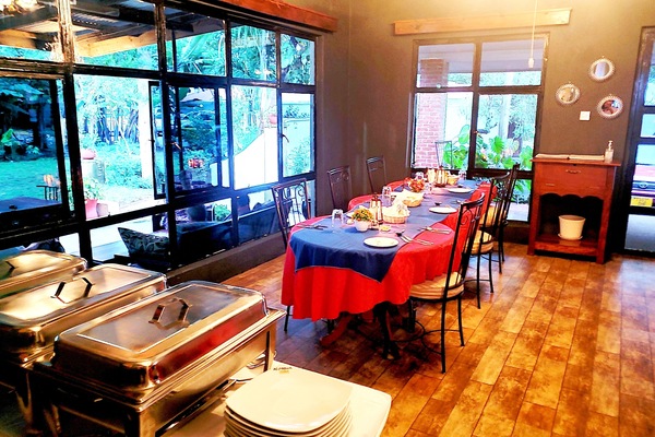 Frühstück, Mittagessen, Abendessen, lokale und internationale Küche