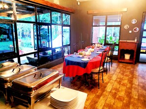 Breakfast, lunch, dinner served; local and international cuisine  - Kundayo Serviced Apartments Lodge (Arusha)