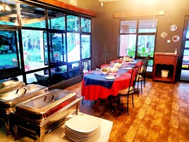 Se sirven desayunos, almuerzos, cenas y cocina local e internacional 