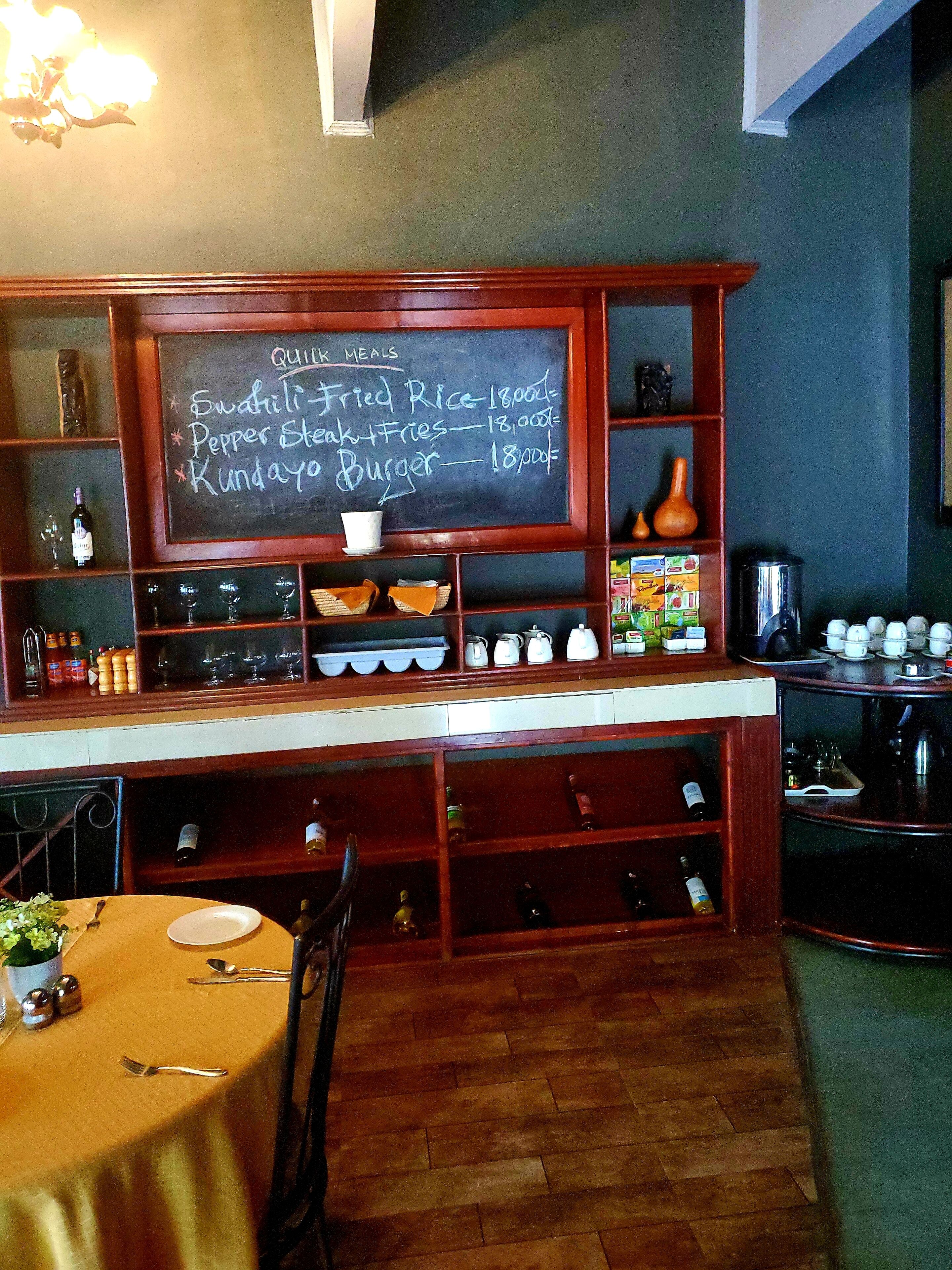 Se sirven desayunos, almuerzos y cenas; cocina local e internacional