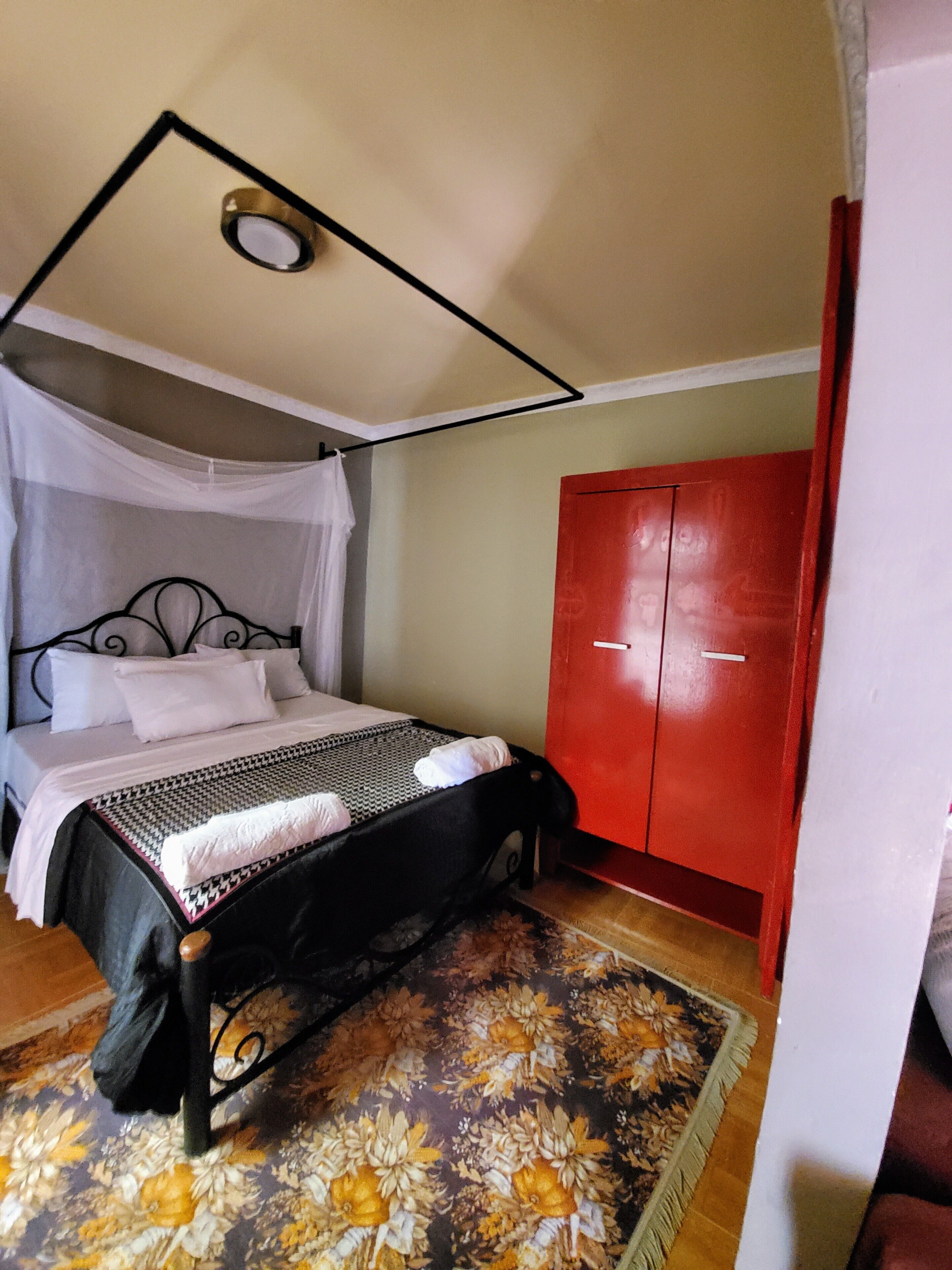 Caja de seguridad en la habitación y decoración personalizada 