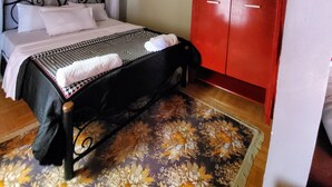 Leilighet – superior | Safe på rommet, skrivebord og skrivebord for bærbar PC