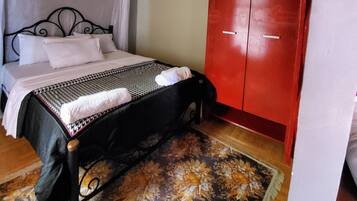 Apartamento superior | Cofres nos quartos, individualmente decorados