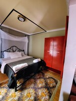 Apartamento superior | Caja fuerte, decoración individual, mobiliario individual y escritorio