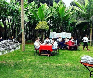 Café da manhã, almoço e jantar; local e internacional