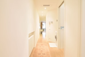 Appartement, 3 chambres | Salle de séjour | Télévision à écran plat