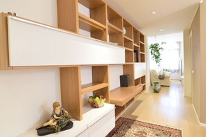 Apartamento, 3 habitaciones | Sala de estar | Una televisión de pantalla plana