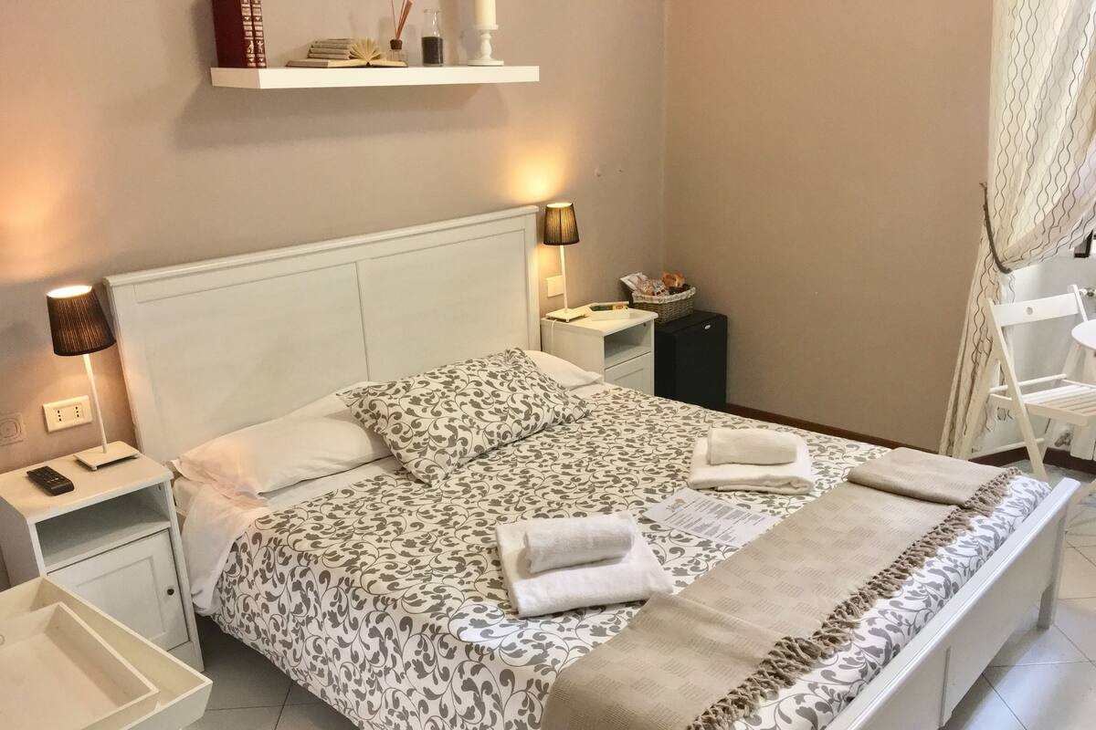 Habitación doble Confort, baño compartido | Minibar, decoración personalizada, muebles diferentes y wifi gratis
