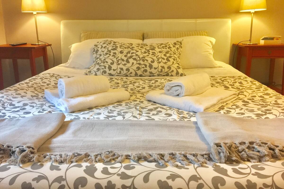 Habitación triple Deluxe | Minibar, decoración personalizada, muebles diferentes y wifi gratis