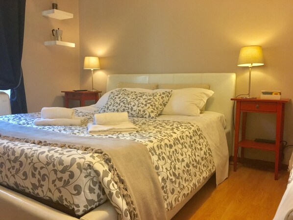 Habitación triple Deluxe | Minibar, decoración personalizada, muebles diferentes y wifi gratis