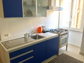Cocineta privada | Refrigerador, microondas y cafetera y tetera