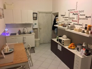 Desayuno continental (EUR 8.50 por persona)