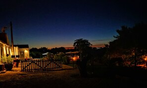 Fassade der Unterkunft – Abend/Nacht