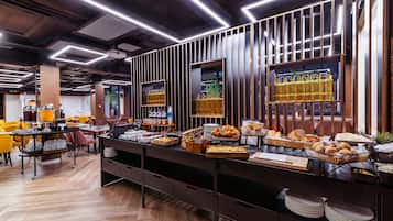 Desayuno buffet (EUR 15.85 por persona)