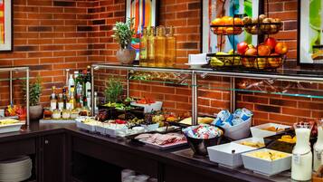 Desayuno buffet (EUR 15.85 por persona)
