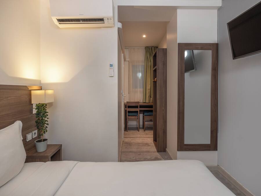 Habitación Confort doble, en la zona del patio | Caja fuerte, escritorio, wifi gratis y ropa de cama