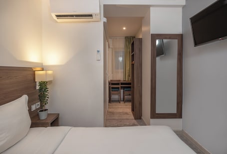 Doppia Comfort, sul cortile | Una cassaforte in camera, una scrivania, Wi-Fi gratuito, lenzuola. Hotel La Perle Montparnasse