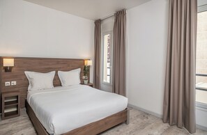 Chambre Double Confort, côté rue | Coffres-forts dans les chambres, bureau, Wi-Fi gratuit, draps fournis