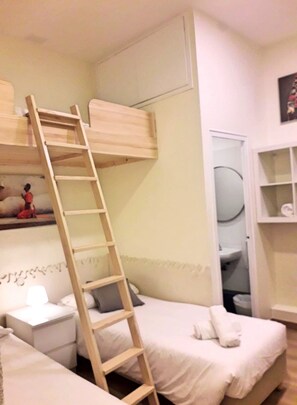 Triple Room | In-room safe, blackout drapes, iron/ironing board - Itaca Hostel Barcelona (Barcelona)