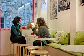 Coin salon dans le hall