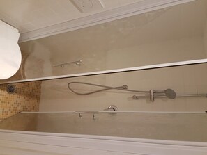 Apartment, 2 Bedrooms | Bathroom shower - Casa delle Ortensie (Venice)