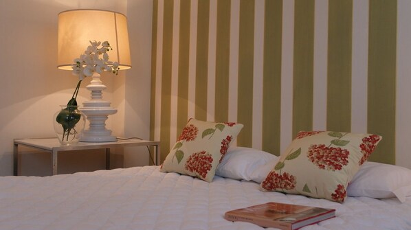 Bureau, Wi-Fi gratuit, draps fournis