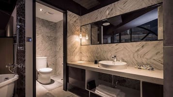 Deluxe Double Room, Bathtub (Theme) | Bathroom