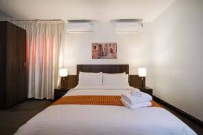 Quarto premium | Roupas de cama premium, escrivaninha, camas extras/dobráveis (sobretaxa)