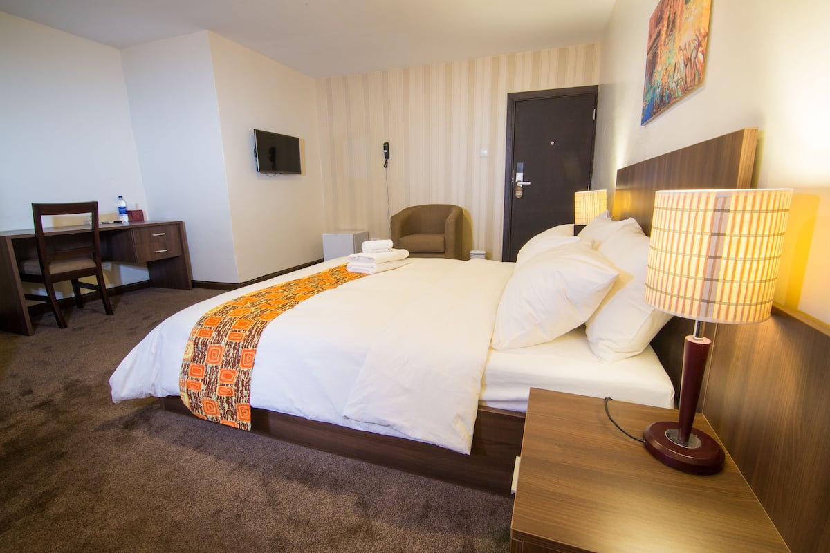 Chambre Double Deluxe | Literie de qualité supérieure, bureau, lits pliants/supplémentaires