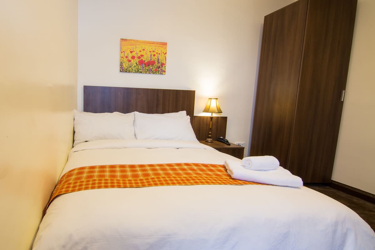 Chambre (Queen) | Literie de qualité supérieure, bureau, lits pliants/supplémentaires