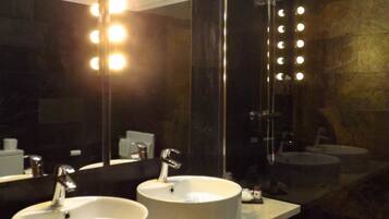 Design Twin Room | Bathroom