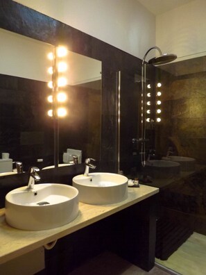 Quarto duplo design | Banheiro | Chuveiro, produtos de toalete grátis