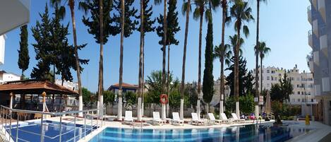 Piscine extérieure, parasols de plage, chaises longues