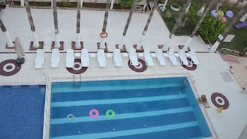 Ulkouima-allas, aurinkovarjoja, aurinkotuoleja