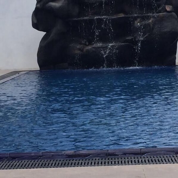 Outdoor pool - Mahakumara White House Hotel (Wadduwa)