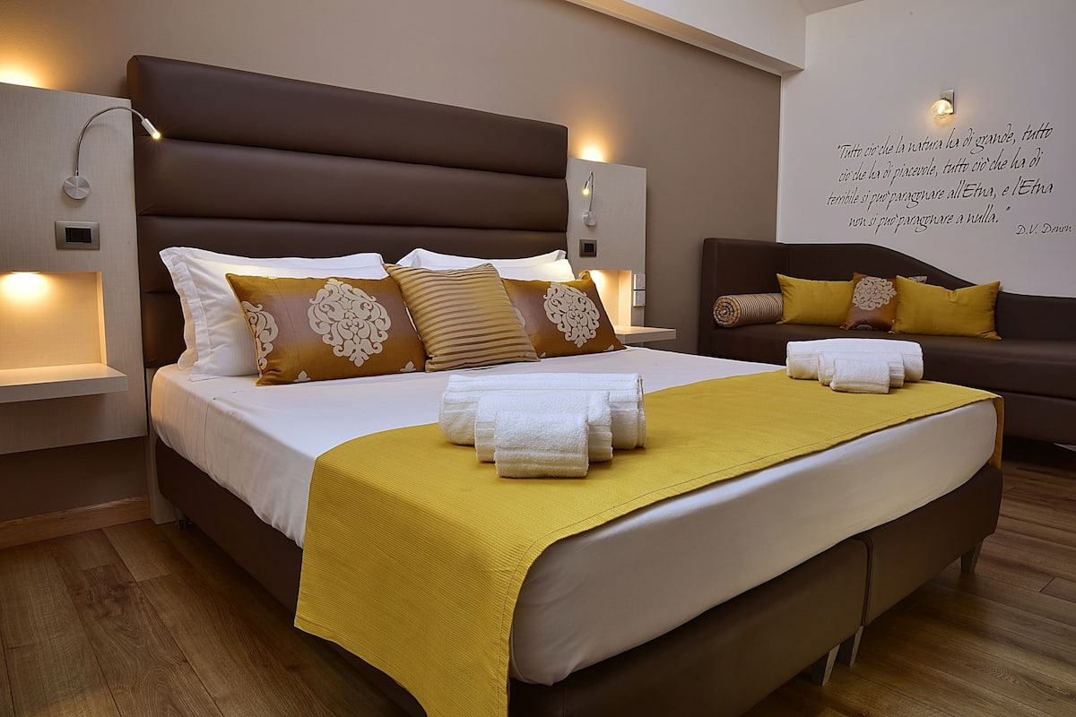 Camera (King)Finestre a tetto automatiche Velux, camera raggiungibile attraverso scala di 12 gradini | Peralatan tempat tidur premium, gebar bulu kapas, bar mini, meja