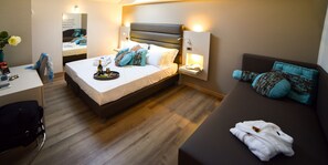 Ropa de cama de alta calidad, cubrecamas, minibar y escritorio 