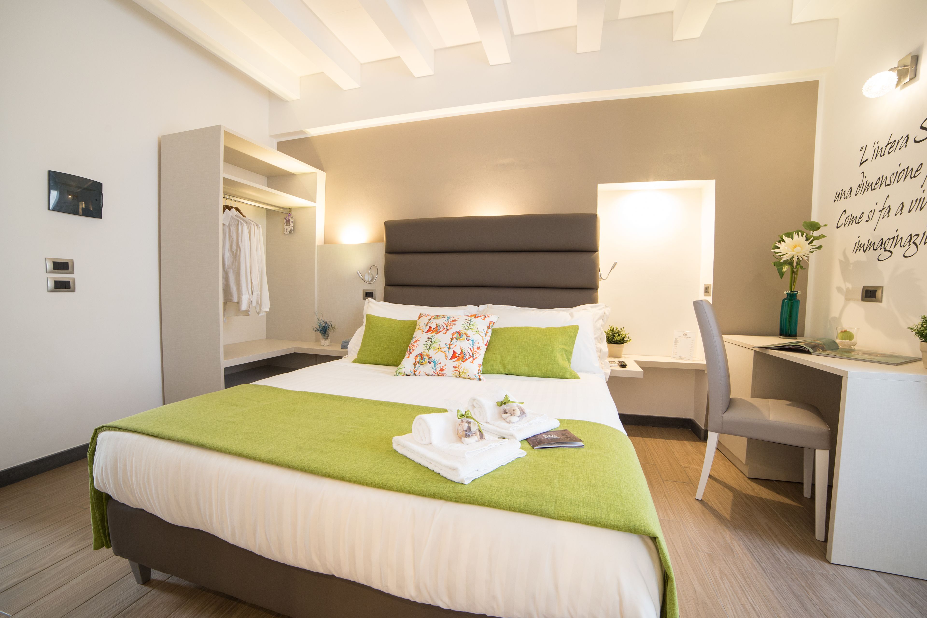 Une chambre d’hôtel moderne, dotée d’un grand lit, d’un bureau et d’une chaise.
