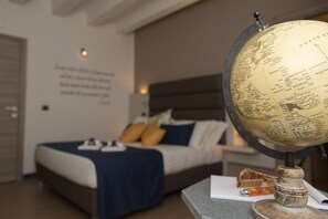 Ropa de cama de alta calidad, cubrecamas, minibar y escritorio 