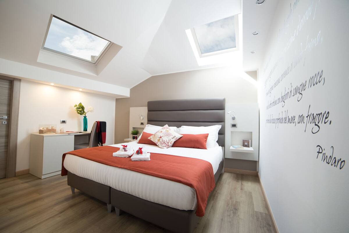Premium bedding, down comforters, minibar, desk